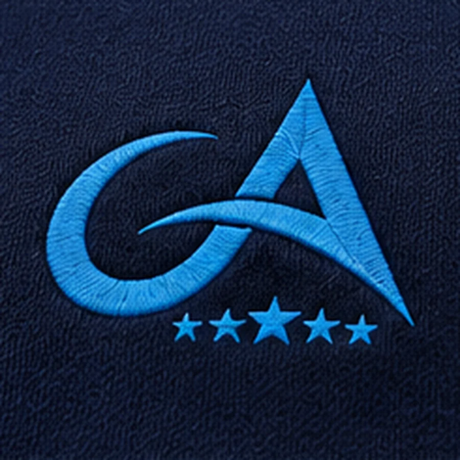 Gros plan sur le logo GA brodé en bleu