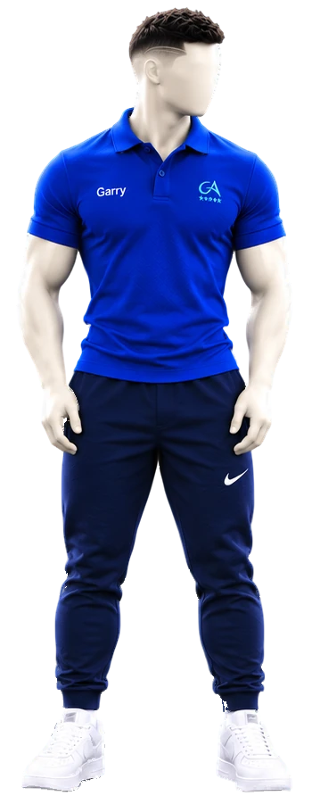 Mannequin homme de face : polo bleu GA, jogging bleu marine et chaussures blanches