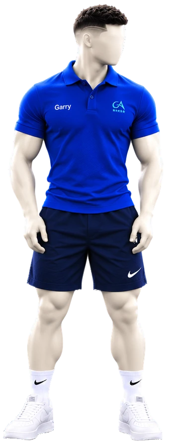 Mannequin homme de face : polo bleu GA, short bleu marine et chaussures blanches